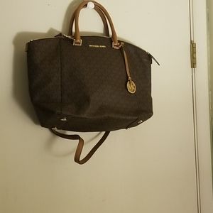 MK signature purse. W 16.5 H 11 D 5